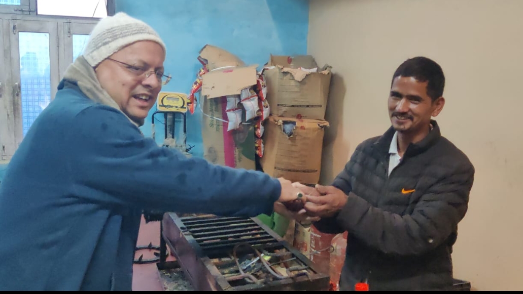 मुख्यमंत्री भराड़ीसैंण में स्थानीय लोगों से मुलाकात करते। मुख्यमंत्री भराड़ीसैंण में स्थानीय लोगों से मुलाकात करते।