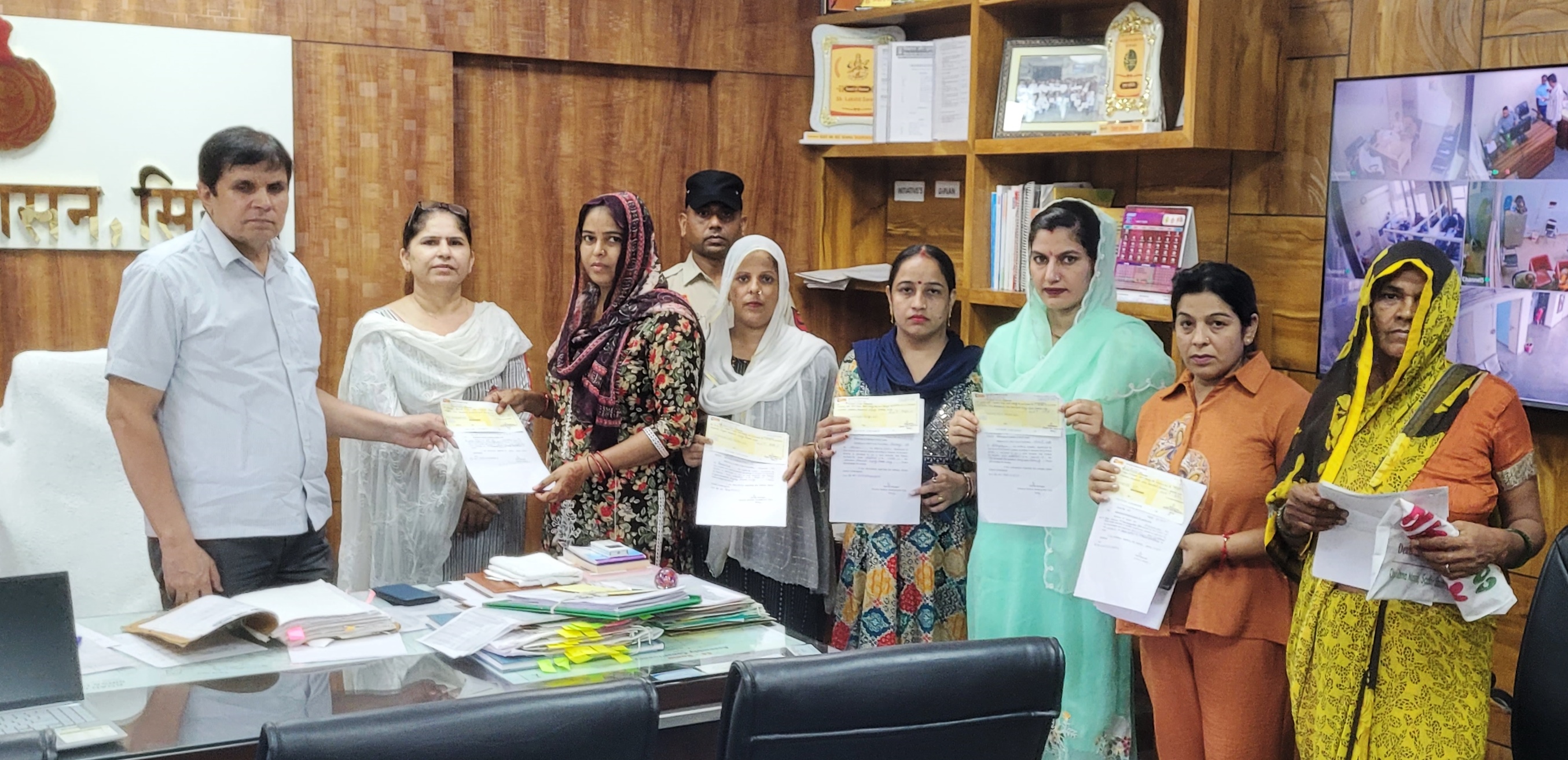महिला उद्यमियों को चेक वितरित करते एडीसी। महिला उद्यमियों को चेक वितरित करते एडीसी।