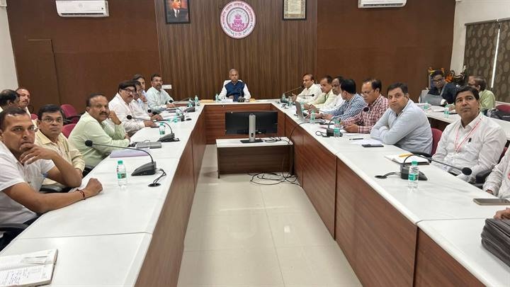 आयुर्वेद महाविद्यालय एवं चिकित्सालय में विभिन्न विकास कार्यों एवं गतिविधियों को लेकर बैठक आयुर्वेद महाविद्यालय एवं चिकित्सालय में विभिन्न विकास कार्यों एवं गतिविधियों को लेकर बैठक