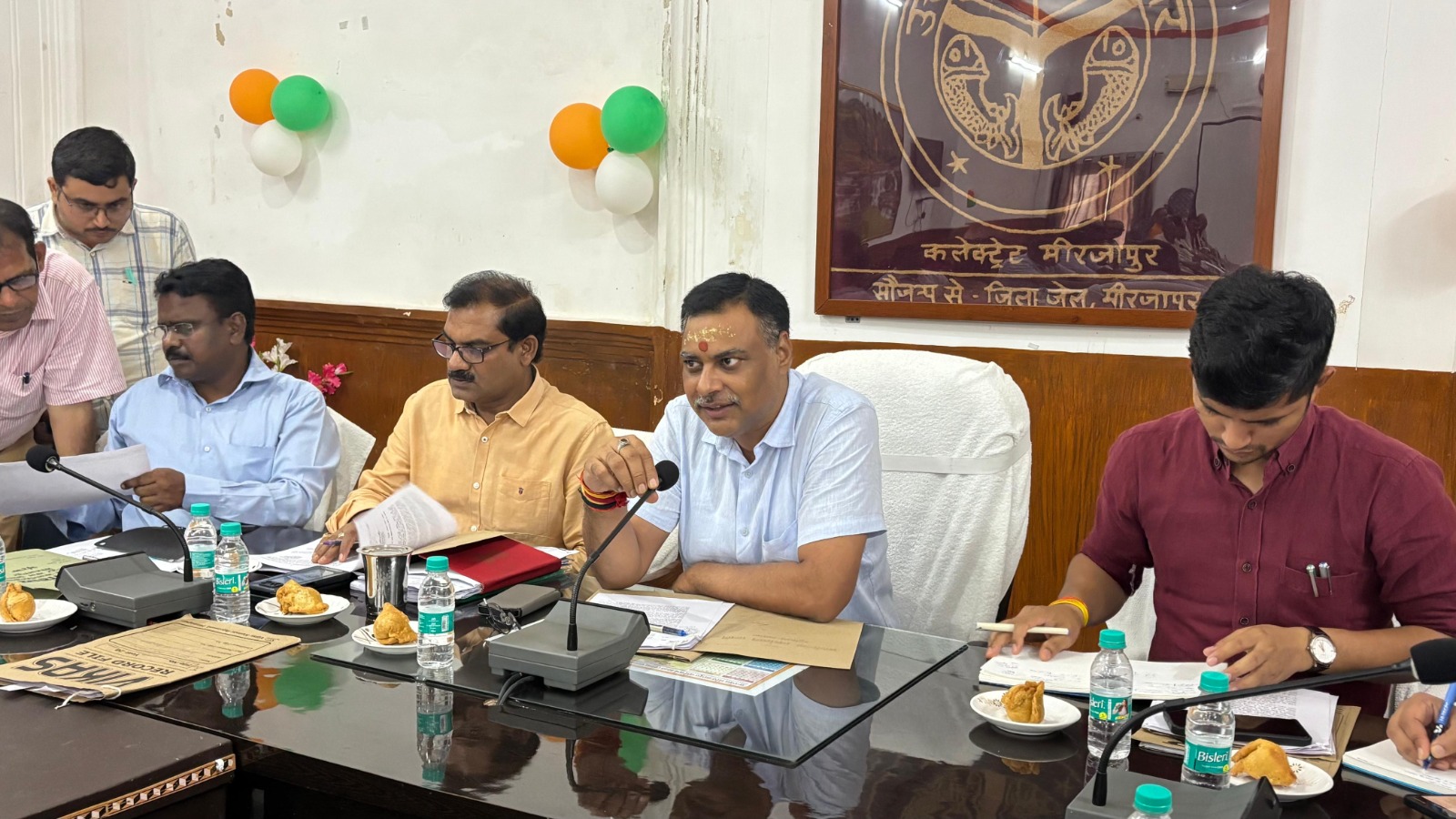 जिलाधिकारी पवन कुमार गंगवार की अध्यक्षता में कलेक्ट्रेट सभागार में जनपद के समस्त मान्यता प्राप्त राजनैतिक दलों के साथ बैठक। जिलाधिकारी पवन कुमार गंगवार की अध्यक्षता में कलेक्ट्रेट सभागार में जनपद के समस्त मान्यता प्राप्त राजनैतिक दलों के साथ बैठक।