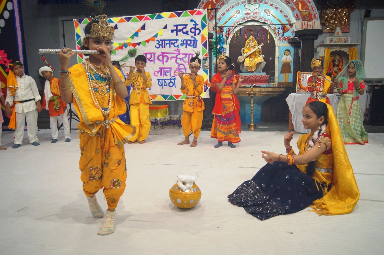 श्री कृष्ण और राधा के बाल स्वरूप में स्कूल के बच्चे श्री कृष्ण और राधा के बाल स्वरूप में स्कूल के बच्चे