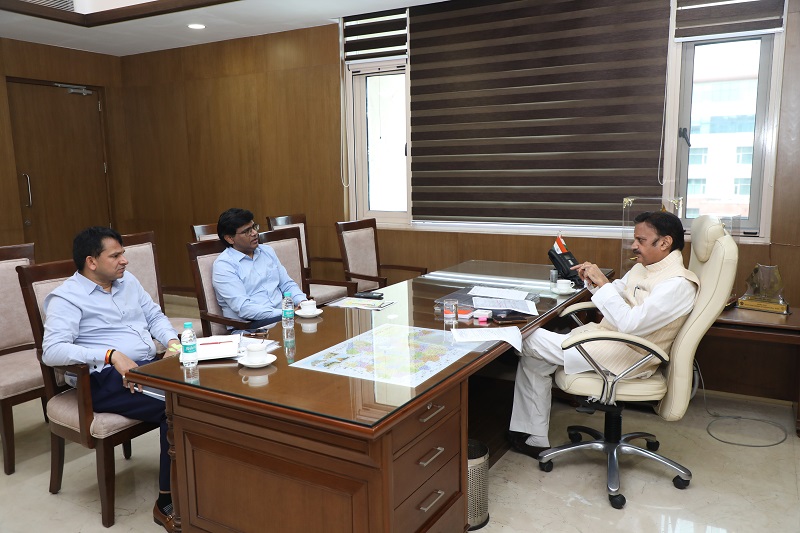 सड़क निर्माण कार्यों की समीक्षा करते हुए उप मुख्यमंत्री राजेन्द्र शुक्ल सड़क निर्माण कार्यों की समीक्षा करते हुए उप मुख्यमंत्री राजेन्द्र शुक्ल