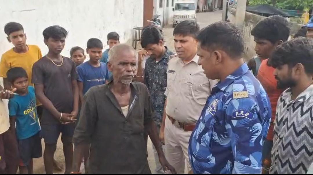 पूछताछ करती पुलिस पूछताछ करती पुलिस