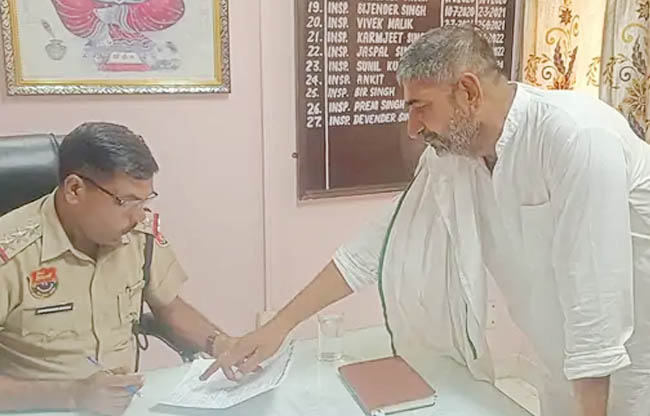 सोनीपत: थाना प्रभारी को शिकायत देते हुए प्रधान नरेश सोनीपत: थाना प्रभारी को शिकायत देते हुए प्रधान नरेश