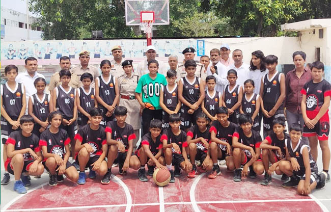 सोनीपत: खिलाउियों के साथ ग्रुप फोटो करवाते पुलिस अधिकारी सोनीपत: खिलाउियों के साथ ग्रुप फोटो करवाते पुलिस अधिकारी