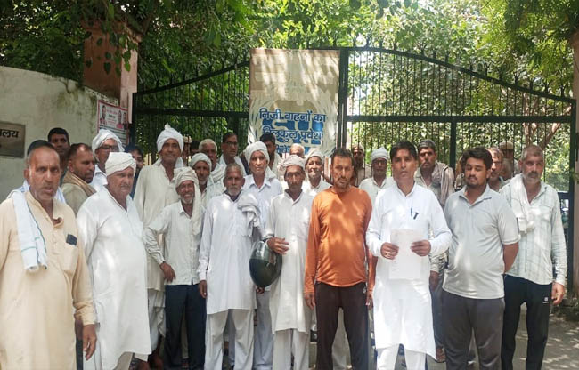 सोनीपत: रोष प्रदर्शन करते हुए किसान व जनप्रतिनिधि जिला पार्षद सोनीपत: रोष प्रदर्शन करते हुए किसान व जनप्रतिनिधि जिला पार्षद