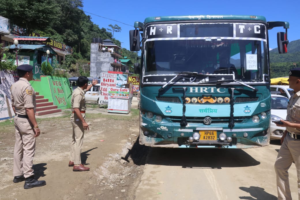 मंडी के पास एनएच-21 पर वाहनों को निकालते हुए पुलिस कर्मी। मंडी के पास एनएच-21 पर वाहनों को निकालते हुए पुलिस कर्मी।