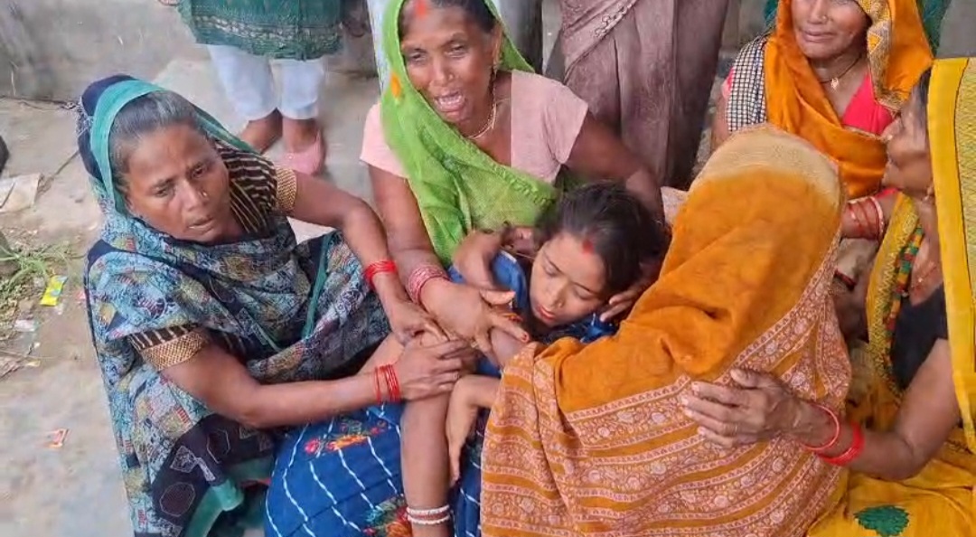 रोते बिलखते परिजन