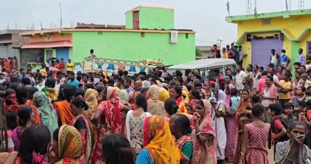 शव को देखने उमड़ी लोगों की भीड़ शव को देखने उमड़ी लोगों की भीड़