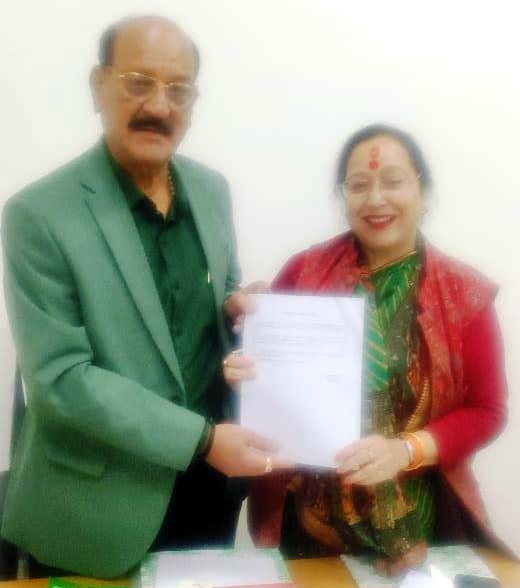 वन मंत्री को ज्ञापन सोंपती विधायक सरिता आर्य। वन मंत्री को ज्ञापन सोंपती विधायक सरिता आर्य।