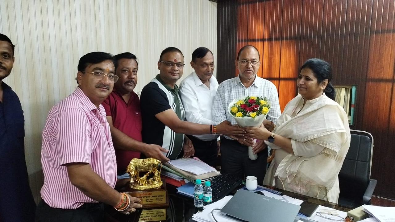 डिप्टी कमिश्नर रीना सिंह को बुकें देते संयुक्त व्यापार मंडल उत्तर प्रदेश के पदाधिकारी। डिप्टी कमिश्नर रीना सिंह को बुकें देते संयुक्त व्यापार मंडल उत्तर प्रदेश के पदाधिकारी।
