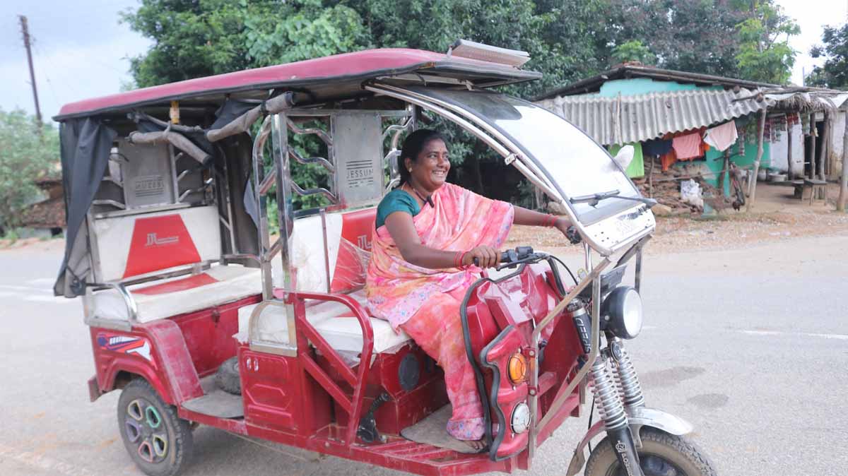 ई-रिक्शा चलाती गायत्री यादव ई-रिक्शा चलाती गायत्री यादव