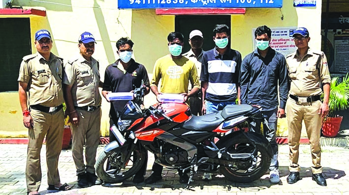 पुलिस गिरफ्त में आरोपित पुलिस गिरफ्त में आरोपित