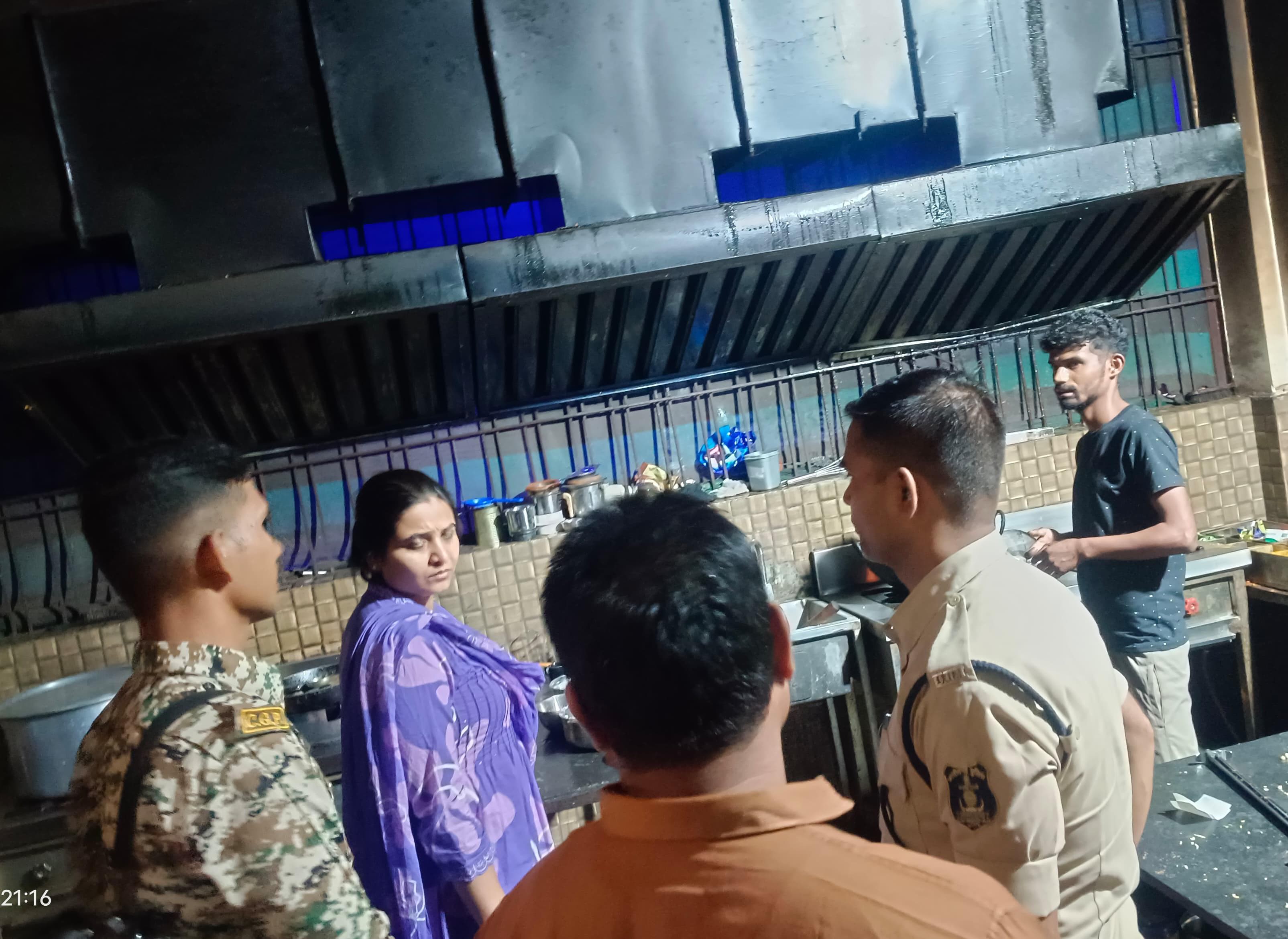 होटल व ढाबा में जांच करती हुई पुलिस टीम। होटल व ढाबा में जांच करती हुई पुलिस टीम।