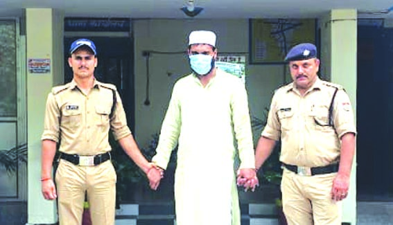 पुलिस गिरफ्त में आरोपित पुलिस गिरफ्त में आरोपित