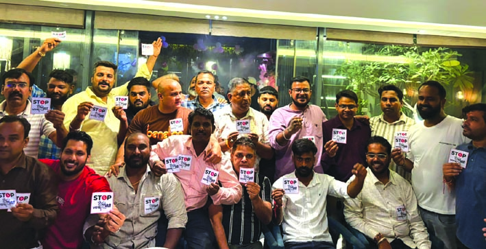 स्टीकर जारी करते हुए स्टीकर जारी करते हुए
