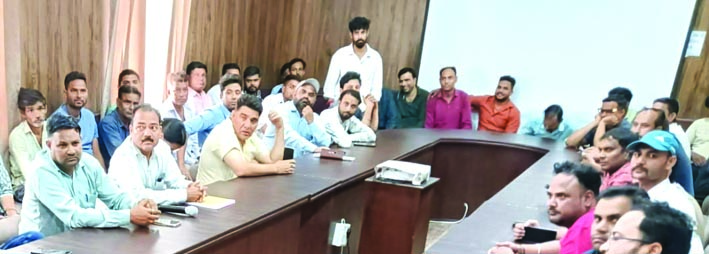 बैठक के दौरान कर्मचारी बैठक के दौरान कर्मचारी