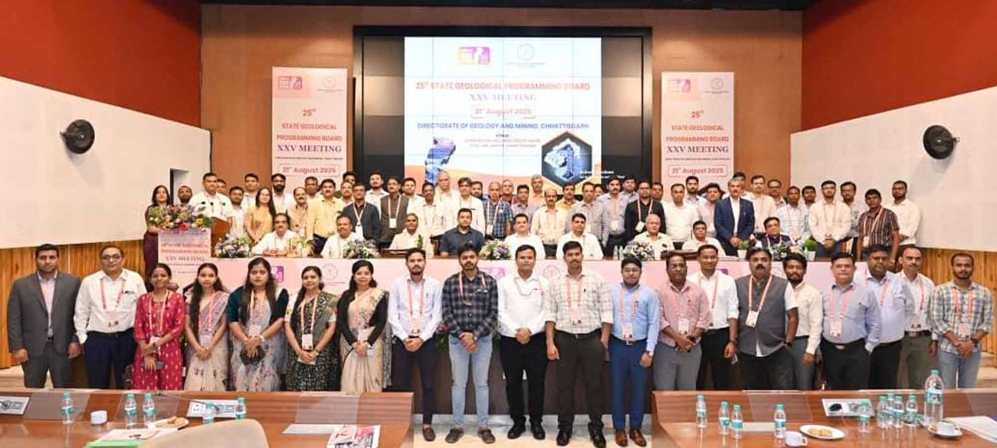 बैठक में शामिल केन्द्र सरकार तथा राज्य शासन के विभिन्न विभागो के प्रतिनिधि बैठक में शामिल केन्द्र सरकार तथा राज्य शासन के विभिन्न विभागो के प्रतिनिधि