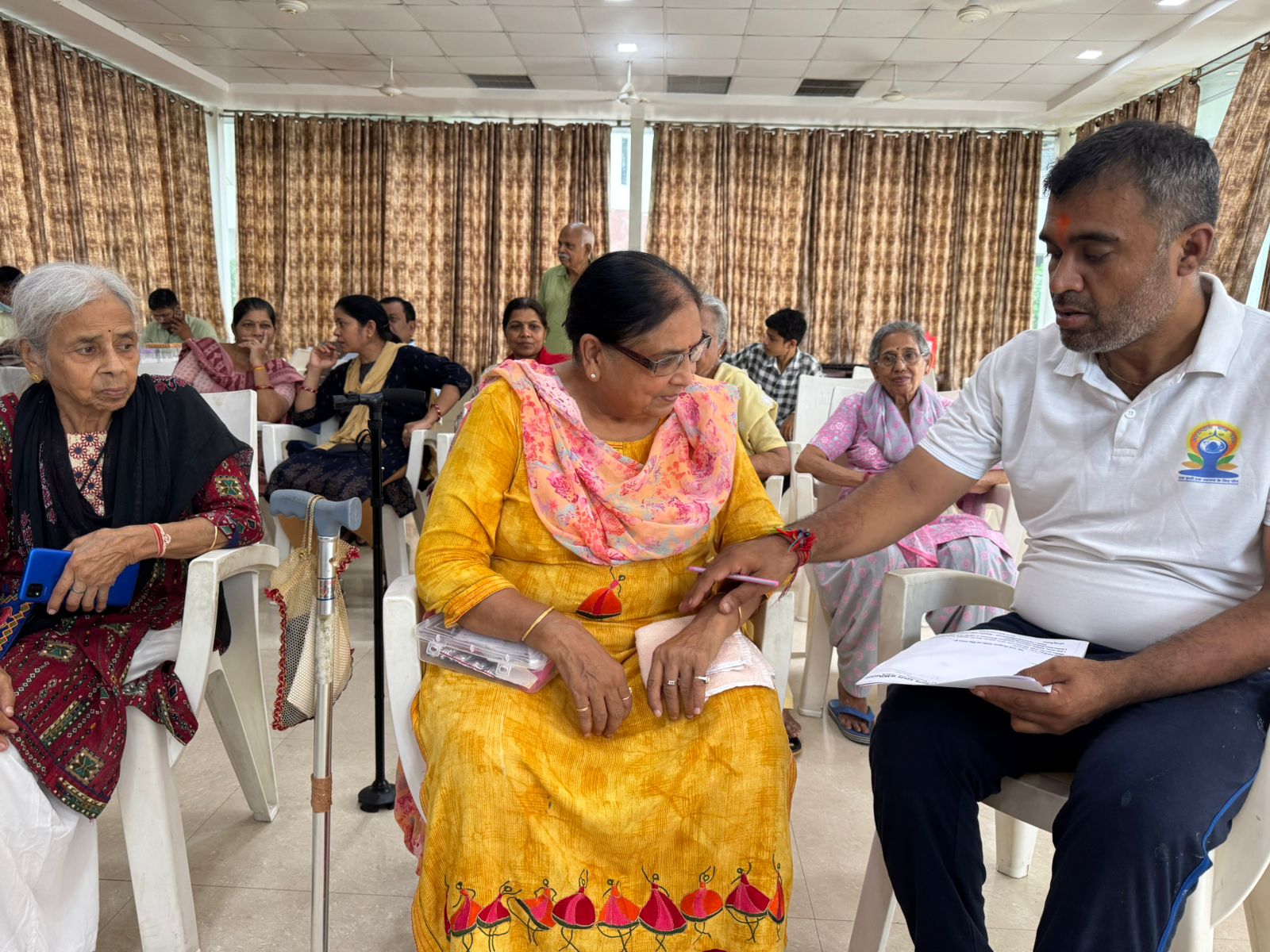 महिला मरीज को जांचते वरिष्ठ होमियोपैथी डॉ हेमंत मोहन महिला मरीज को जांचते वरिष्ठ होमियोपैथी डॉ हेमंत मोहन
