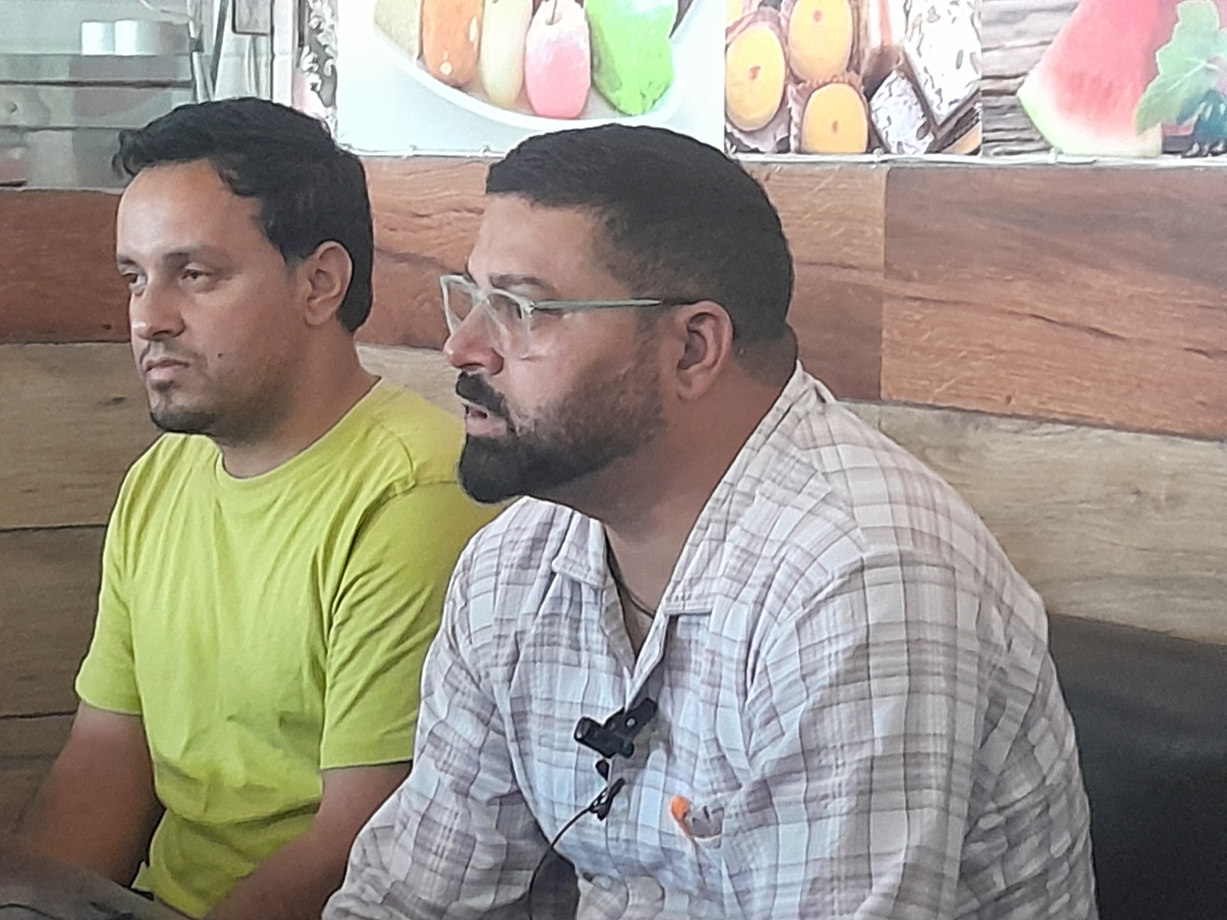 मंडी में पत्रकारों से बता करते हुए मनीष कंवर।