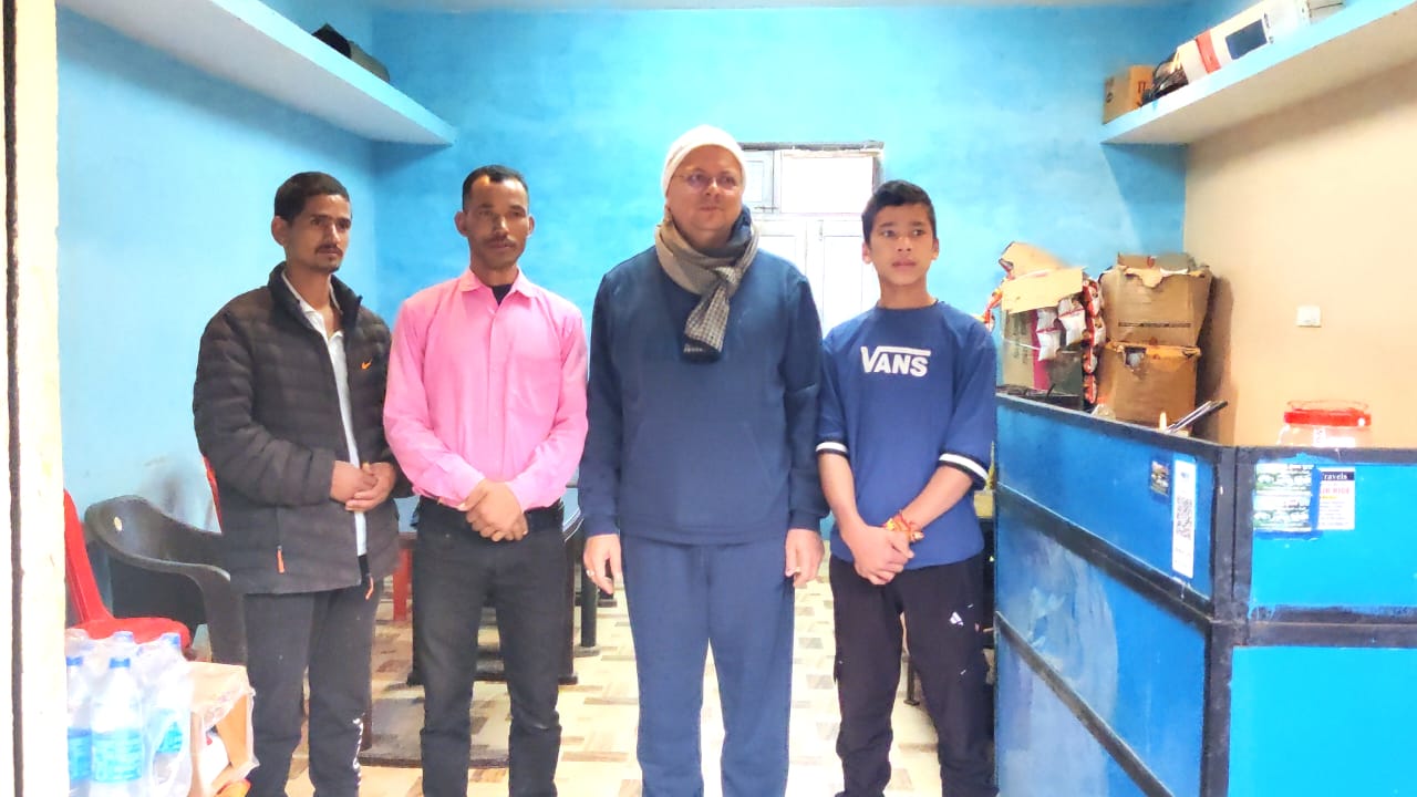 मुख्यमंत्री धामी भराड़ीसैंण में स्थानीय लोगों से मुलाकात करते। मुख्यमंत्री धामी भराड़ीसैंण में स्थानीय लोगों से मुलाकात करते।