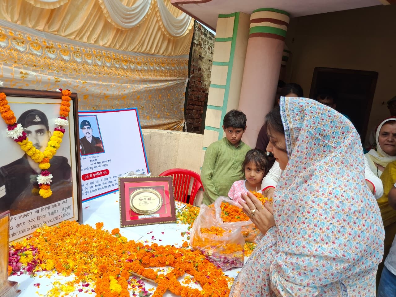हवलदार विद्या प्रकाश को नमन करते हुए भाजपा नेत्री सुषमा अत्री। हवलदार विद्या प्रकाश को नमन करते हुए भाजपा नेत्री सुषमा अत्री।