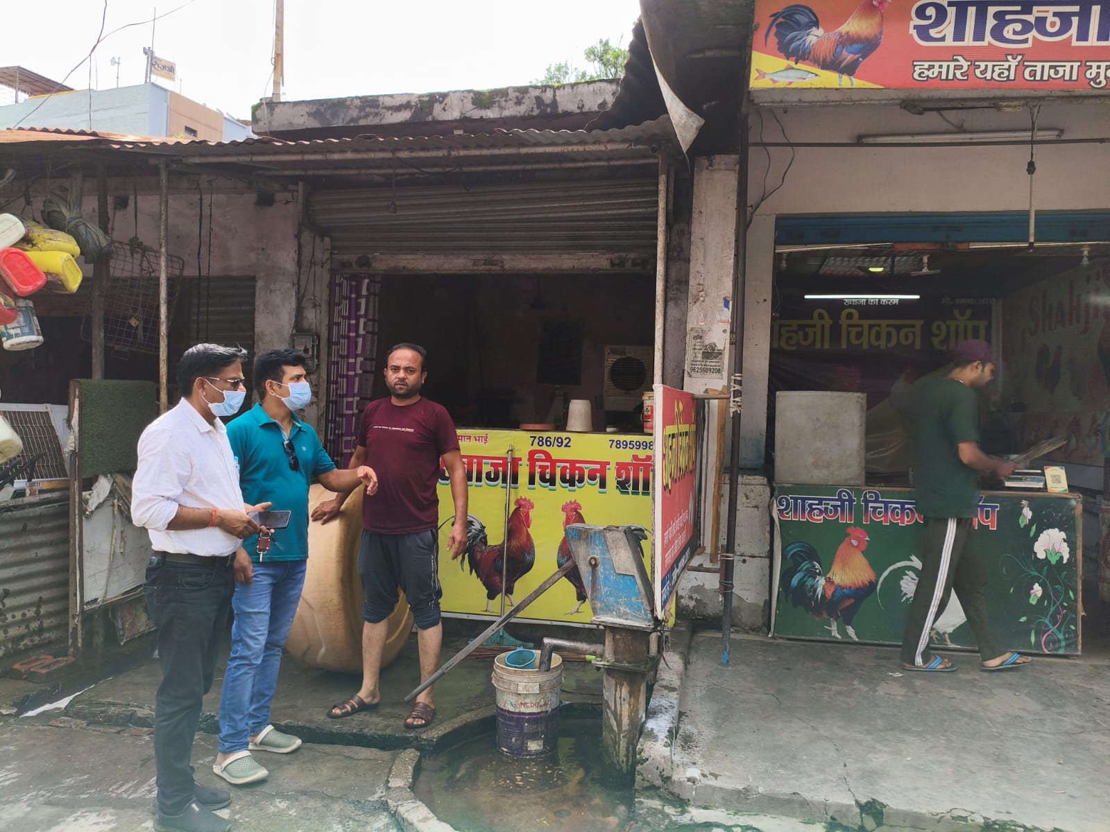 निरीक्षण करते पशु चिकित्सा अधिकारी निरीक्षण करते पशु चिकित्सा अधिकारी
