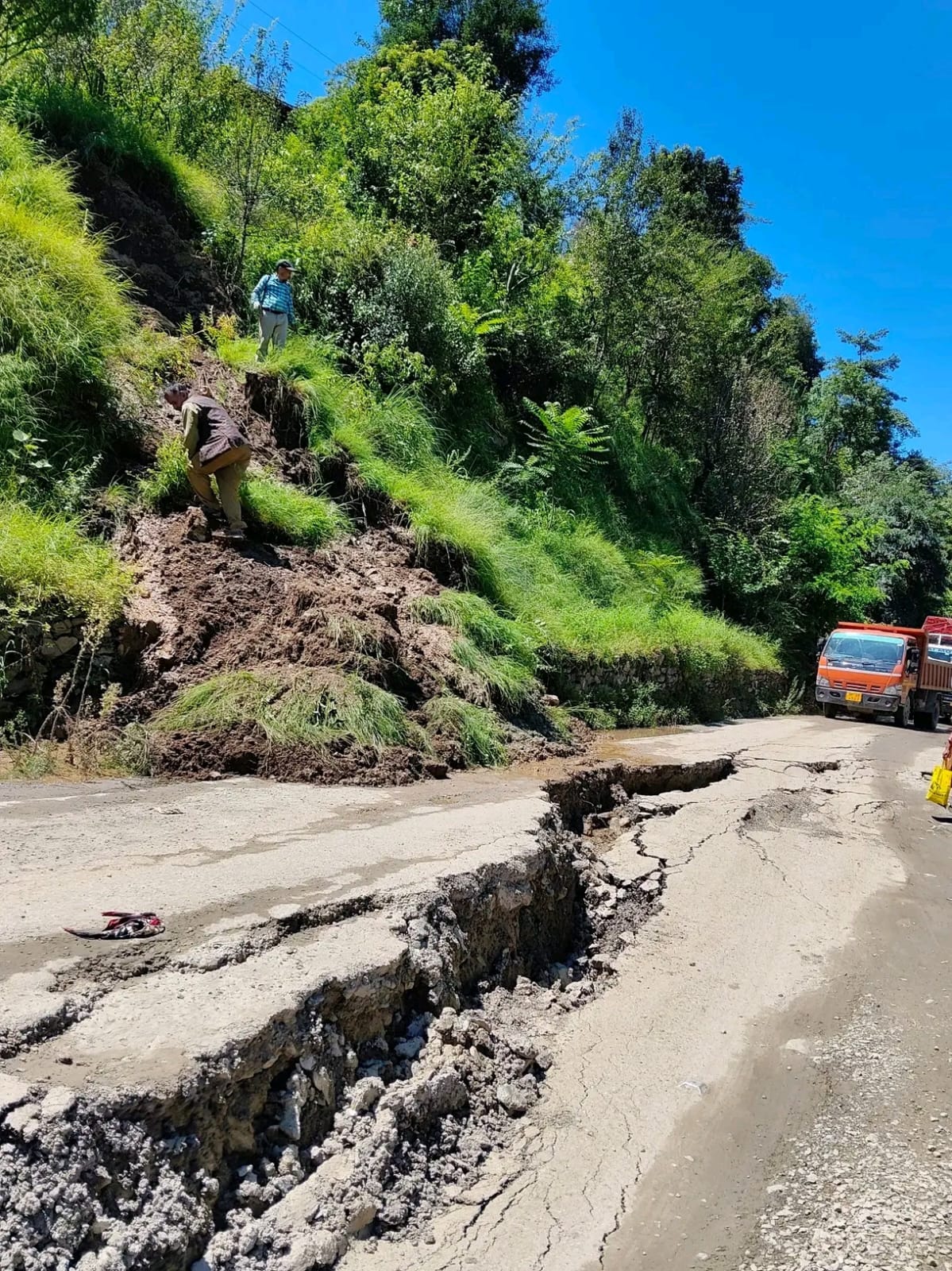 बालीचौकी के पास सड़क में आई दरारें। बालीचौकी के पास सड़क में आई दरारें।