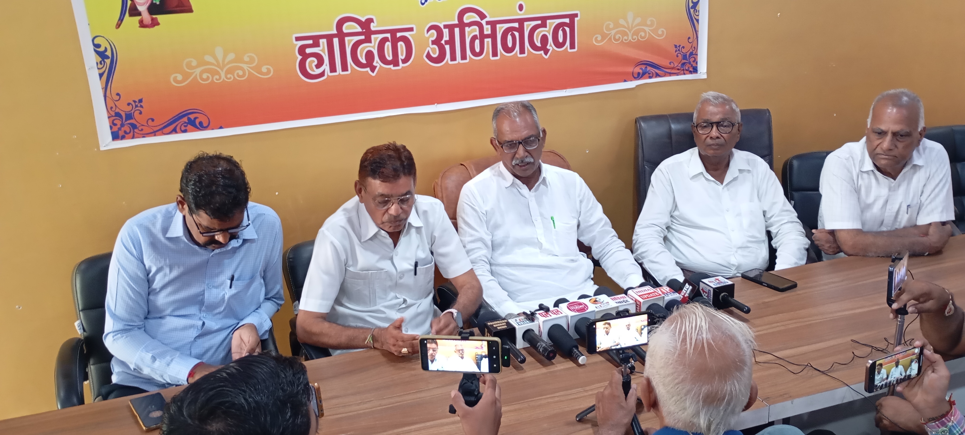 पत्रकारों से बातचीत करते कुम्हार समाज के पदाधिकारी। पत्रकारों से बातचीत करते कुम्हार समाज के पदाधिकारी।
