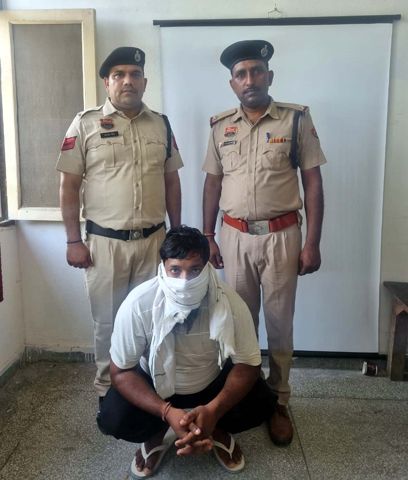 पकड़ा गया आरोपी। पकड़ा गया आरोपी।