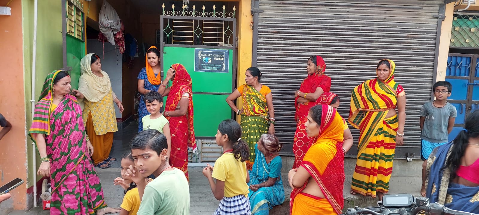 अररिया फोटो:मौके पर जमा भीड़ अररिया फोटो:मौके पर जमा भीड़