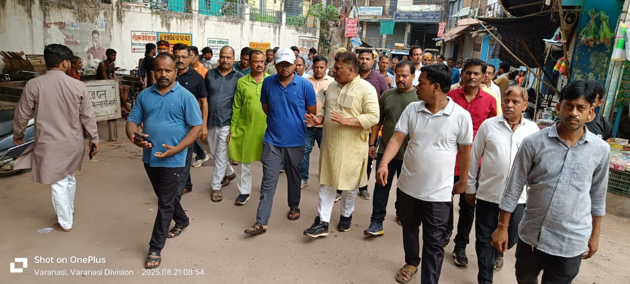 नगर आयुक्त दालमंडी इलाके में निरीक्षण करते हुए नगर आयुक्त दालमंडी इलाके में निरीक्षण करते हुए