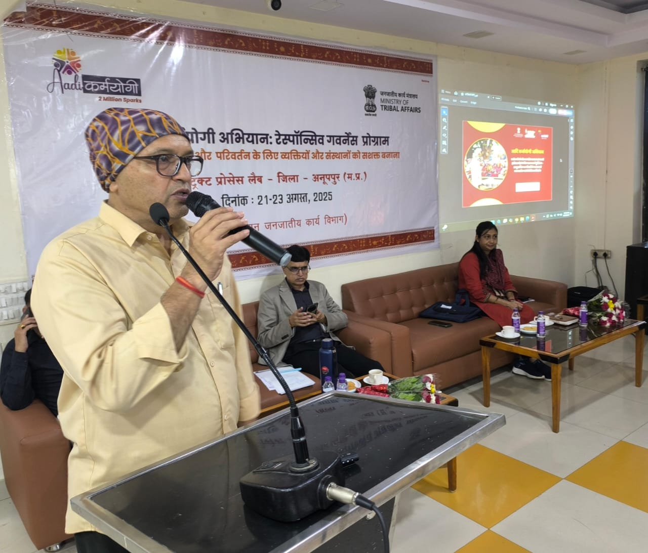 अपर कलेक्टर संबाेधित करते अपर कलेक्टर संबाेधित करते