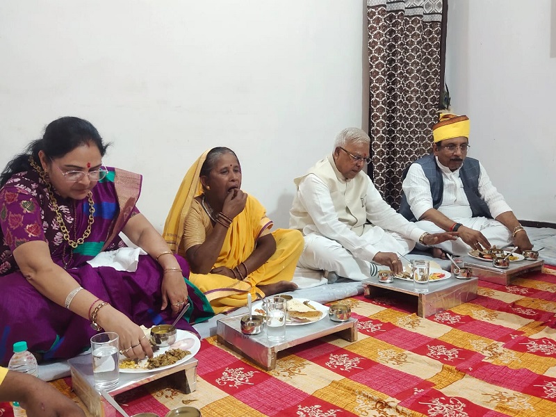 राज्यपाल मंगुभाई पटेल ने बालाघाट जिले के बिरवा में ईमलाबाई के घर किया भोजन राज्यपाल मंगुभाई पटेल ने बालाघाट जिले के बिरवा में ईमलाबाई के घर किया भोजन