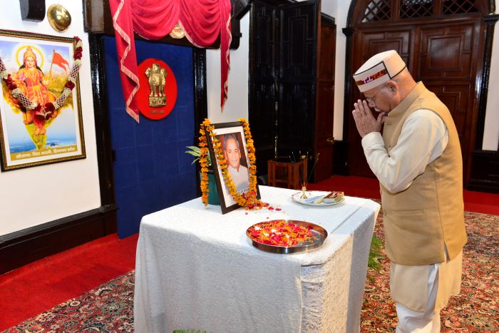 राजभवन में राज्यपाल शिव प्रताप शुक्ल पूर्व राज्यपाल कल्याण सिंह की पुण्यतिथि पर श्रद्धांजलि अर्पित करते हुए राजभवन में राज्यपाल शिव प्रताप शुक्ल पूर्व राज्यपाल कल्याण सिंह की पुण्यतिथि पर श्रद्धांजलि अर्पित करते हुए