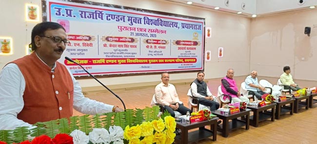 सम्बोधित करते पीएन द्विवेदी सम्बोधित करते पीएन द्विवेदी