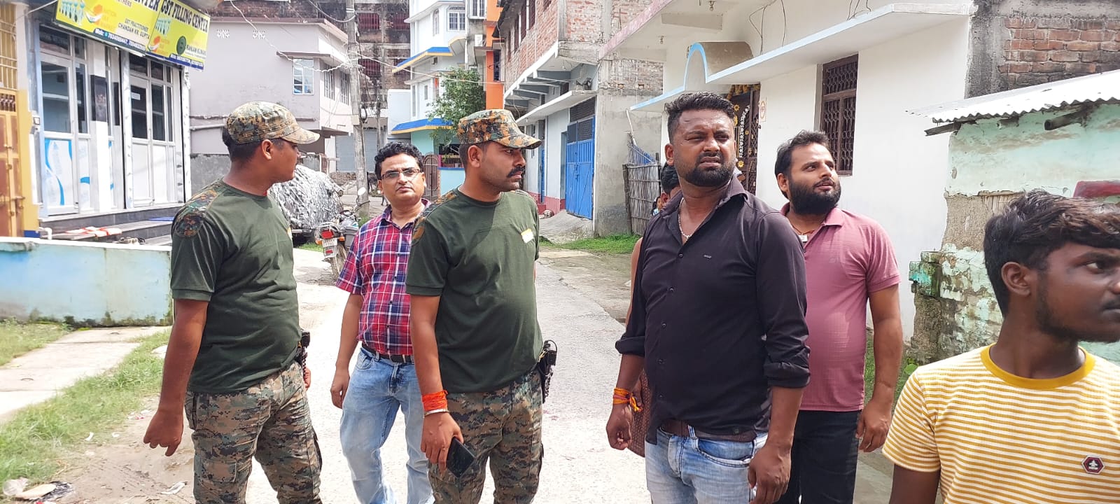 अररिया फोटो:टाइगर मोबाइल के जवान जांच करते अररिया फोटो:टाइगर मोबाइल के जवान जांच करते