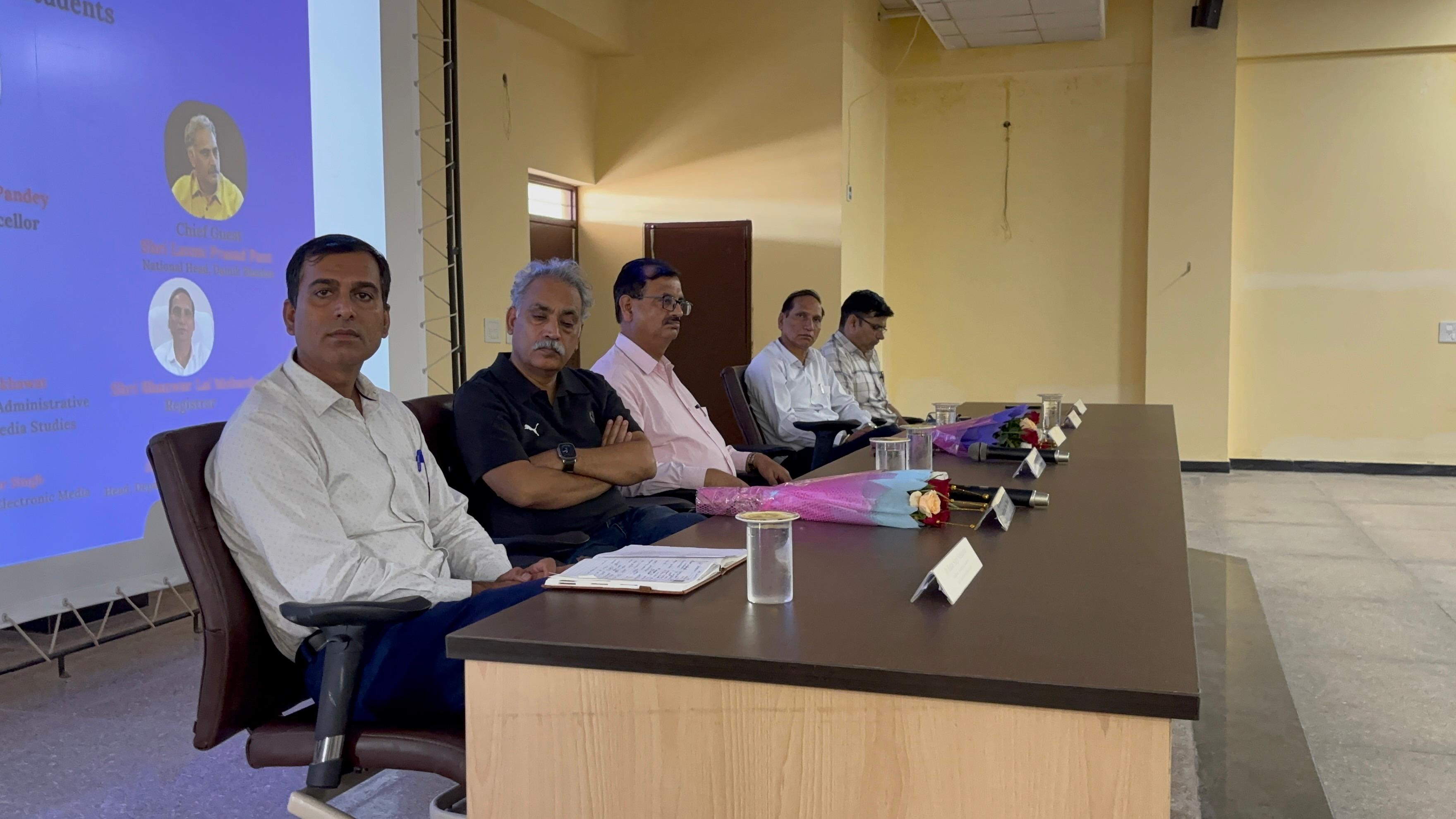 देश और समाज की सेवा का कार्य है पत्रकारिता: प्रोफेसर पाण्डेय देश और समाज की सेवा का कार्य है पत्रकारिता: प्रोफेसर पाण्डेय