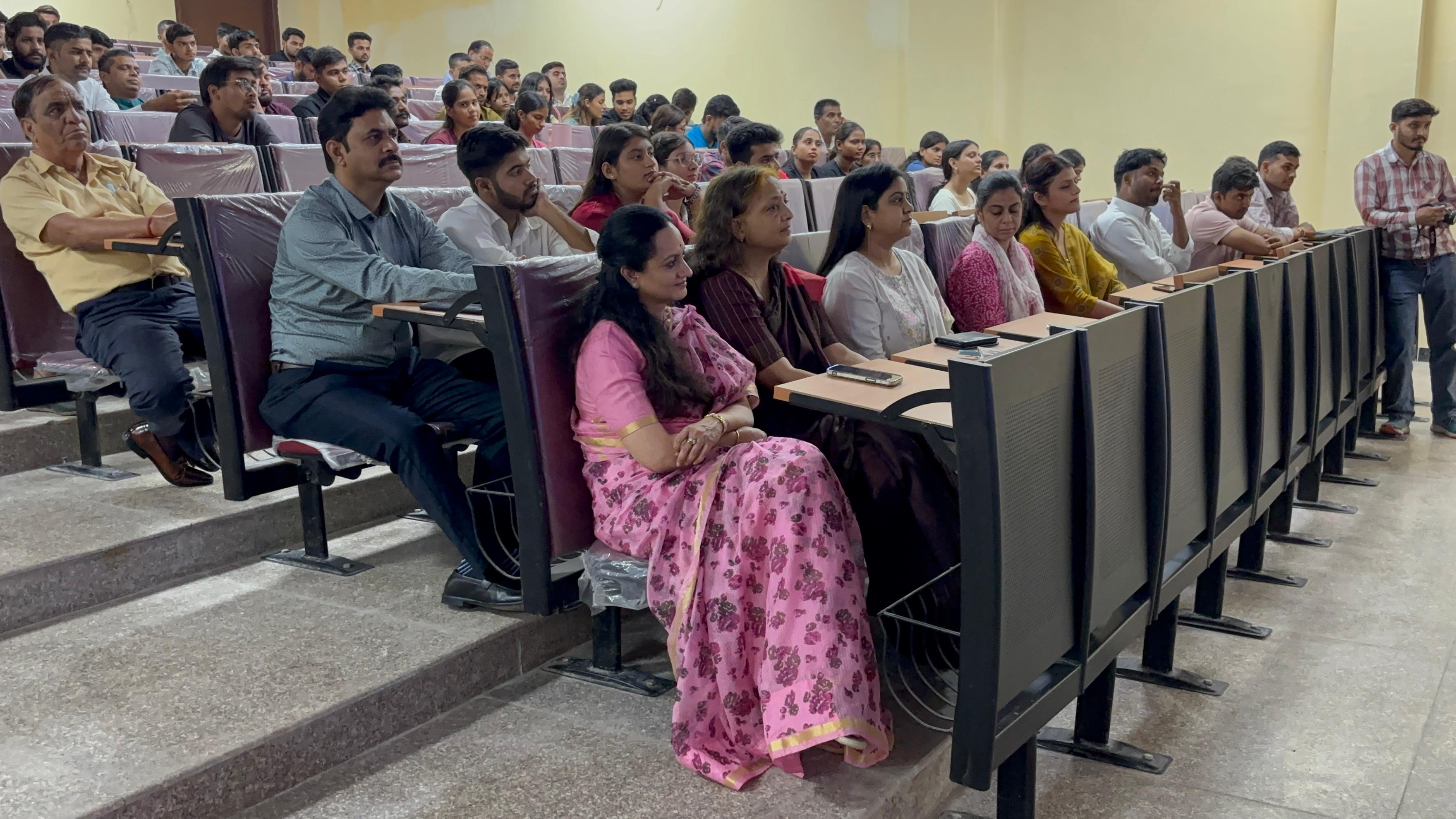 देश और समाज की सेवा का कार्य है पत्रकारिता: प्रोफेसर पाण्डेय देश और समाज की सेवा का कार्य है पत्रकारिता: प्रोफेसर पाण्डेय