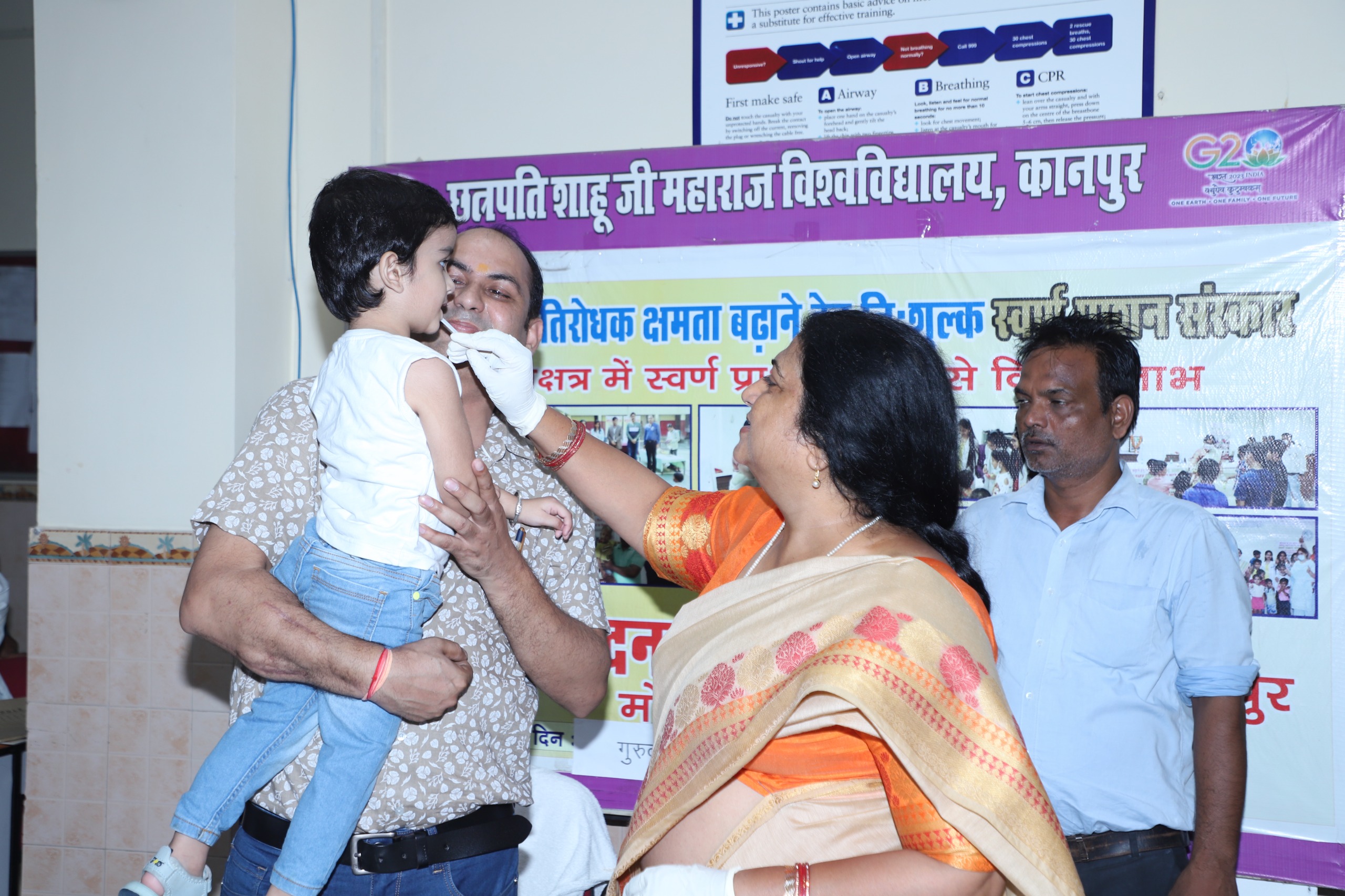 बच्चों को स्वर्ण प्राशन के बारे में बताती डॉ. वंदना बच्चों को स्वर्ण प्राशन के बारे में बताती डॉ. वंदना
