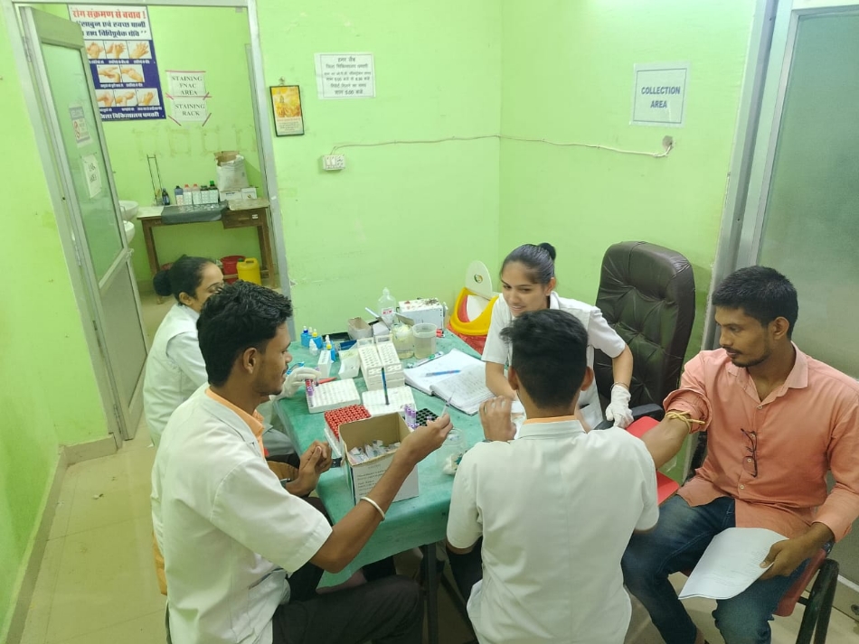 जिला अस्पताल के हमर लैब में मरीज के रक्त जांच के लिए नमूना लेते हुए नर्सिंग छात्र जिला अस्पताल के हमर लैब में मरीज के रक्त जांच के लिए नमूना लेते हुए नर्सिंग छात्र