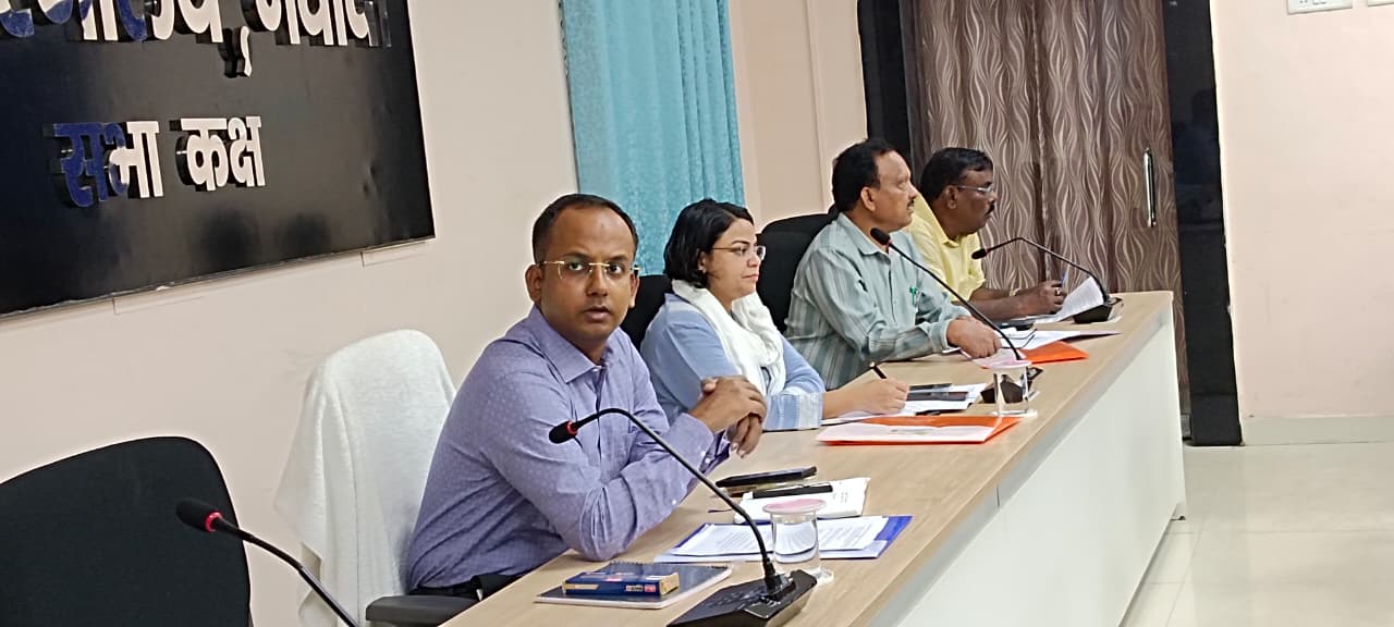 बैठक में डीएम व अन्य बैठक में डीएम व अन्य