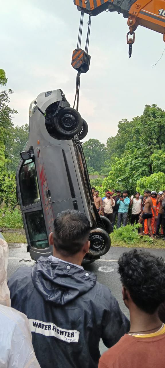 पुलिस द्वारा निकाली गई कार पुलिस द्वारा निकाली गई कार