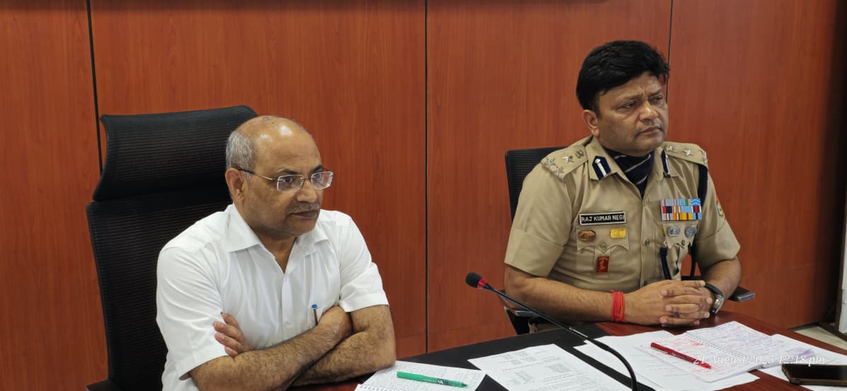 आपदा प्रबंधन की बैठक में मौजूद अधिकारी। आपदा प्रबंधन की बैठक में मौजूद अधिकारी।