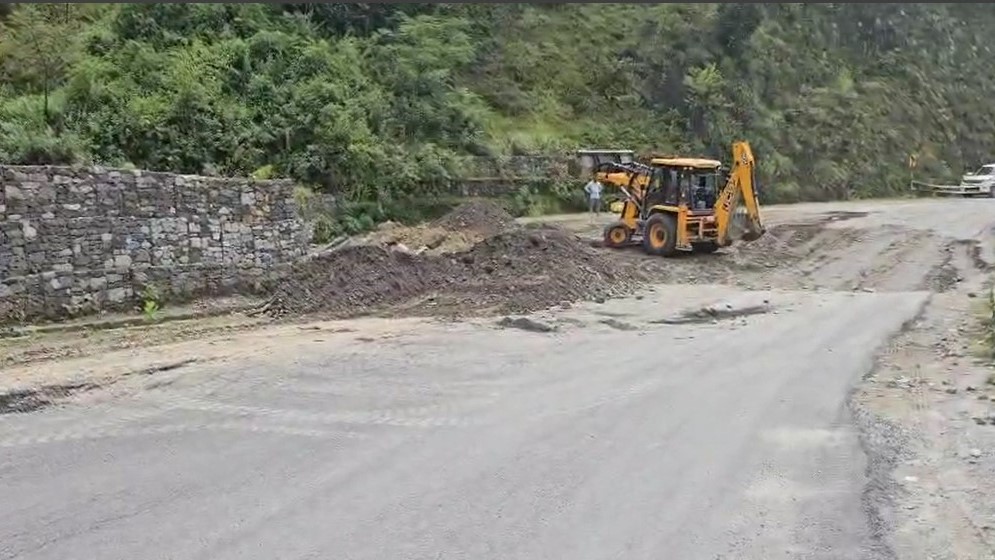 बदरीनाथ हाइवे पर मैठाणा में भू-धंसाव वाले स्थान का समतलीकरण करते हुए। बदरीनाथ हाइवे पर मैठाणा में भू-धंसाव वाले स्थान का समतलीकरण करते हुए।