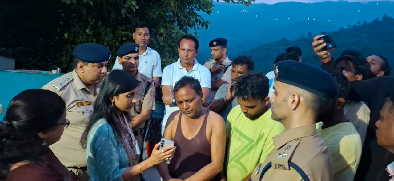 मृतक परिजनों के परिजनों से मुलाकात करती डीएम मृतक परिजनों के परिजनों से मुलाकात करती डीएम