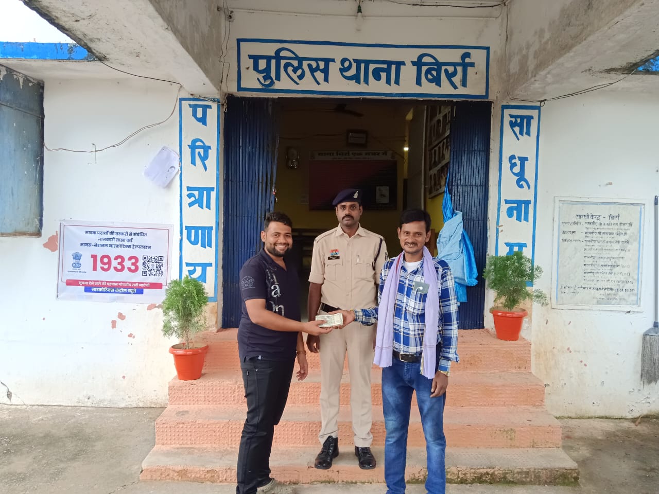 पुलिस ने गुम हुए 1 लाख रुपए को ढाबा मालिक की मदद से वापस लौटाया गया पुलिस ने गुम हुए 1 लाख रुपए को ढाबा मालिक की मदद से वापस लौटाया गया