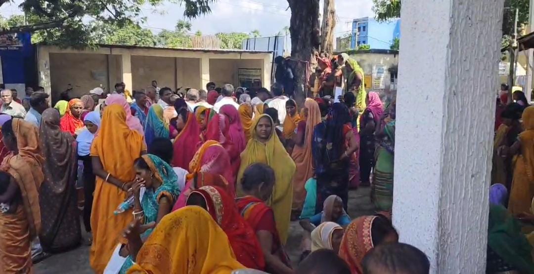 हंगामा करते ग्रामीण हंगामा करते ग्रामीण