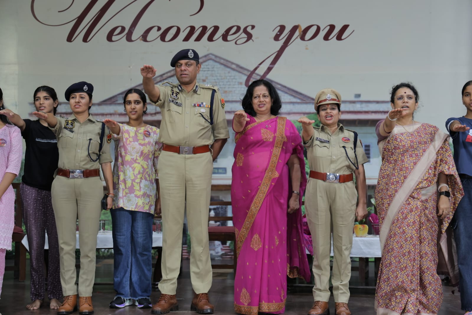 जयपुर पुलिस कमिश्नर ने बालिकाओं के बीच जाकर दिलाई सुरक्षा शपथ जयपुर पुलिस कमिश्नर ने बालिकाओं के बीच जाकर दिलाई सुरक्षा शपथ