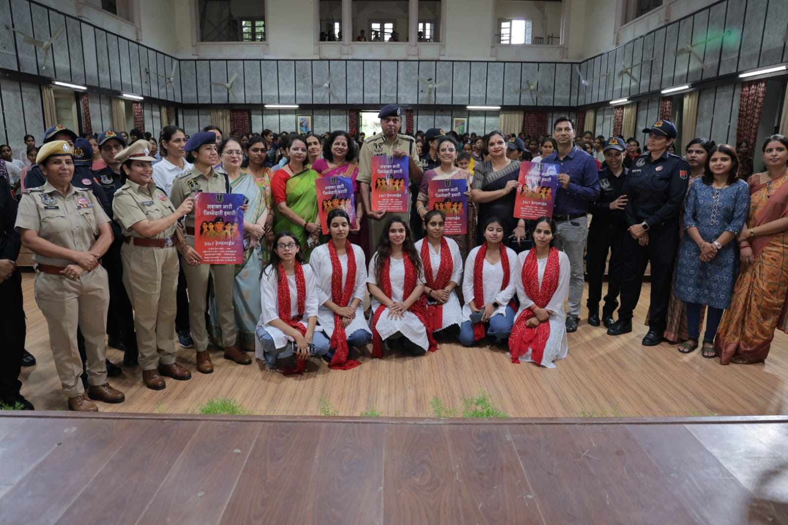 जयपुर पुलिस कमिश्नर ने बालिकाओं के बीच जाकर दिलाई सुरक्षा शपथ जयपुर पुलिस कमिश्नर ने बालिकाओं के बीच जाकर दिलाई सुरक्षा शपथ